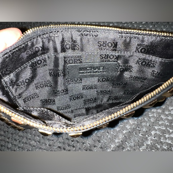 Like new Michael Kors wristlet - Picture 3 of 4
